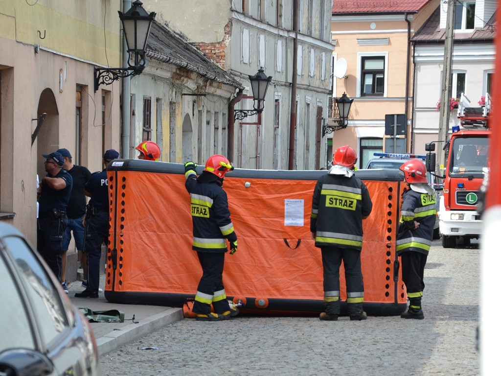 Mężczyzna z nożami biegał po dachu na Bielawskiej
