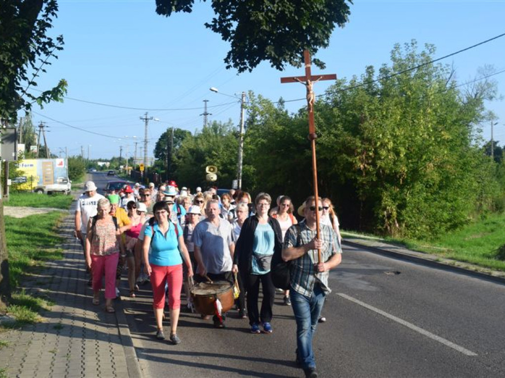 Pielgrzymi na szlaku do Miedniewic