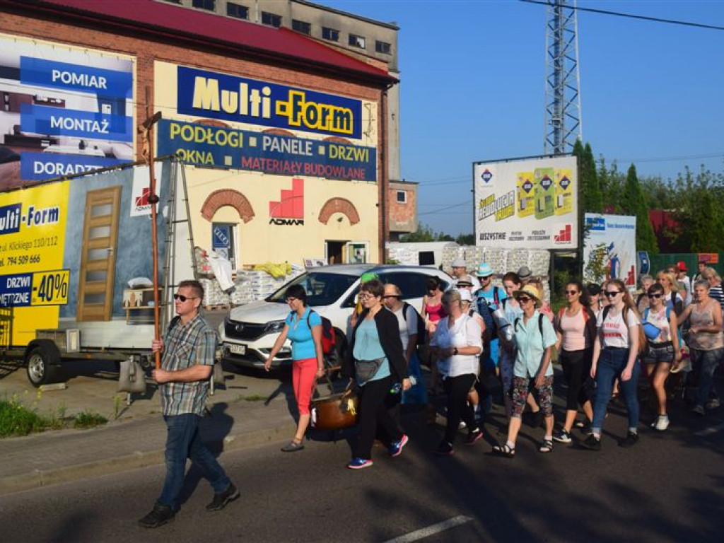 Pielgrzymi na szlaku do Miedniewic