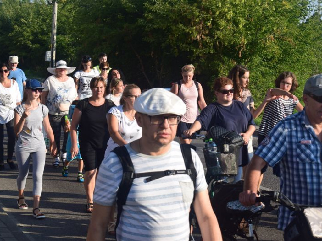 Pielgrzymi na szlaku do Miedniewic