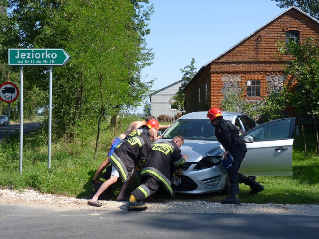 W Jeziorku dostawczy Mercedes zatrzymał się w zagajniku
