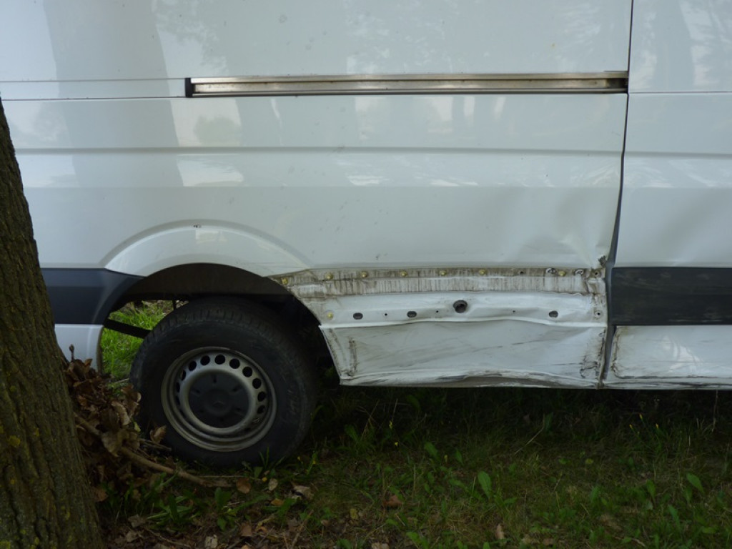 W Jeziorku dostawczy Mercedes zatrzymał się w zagajniku