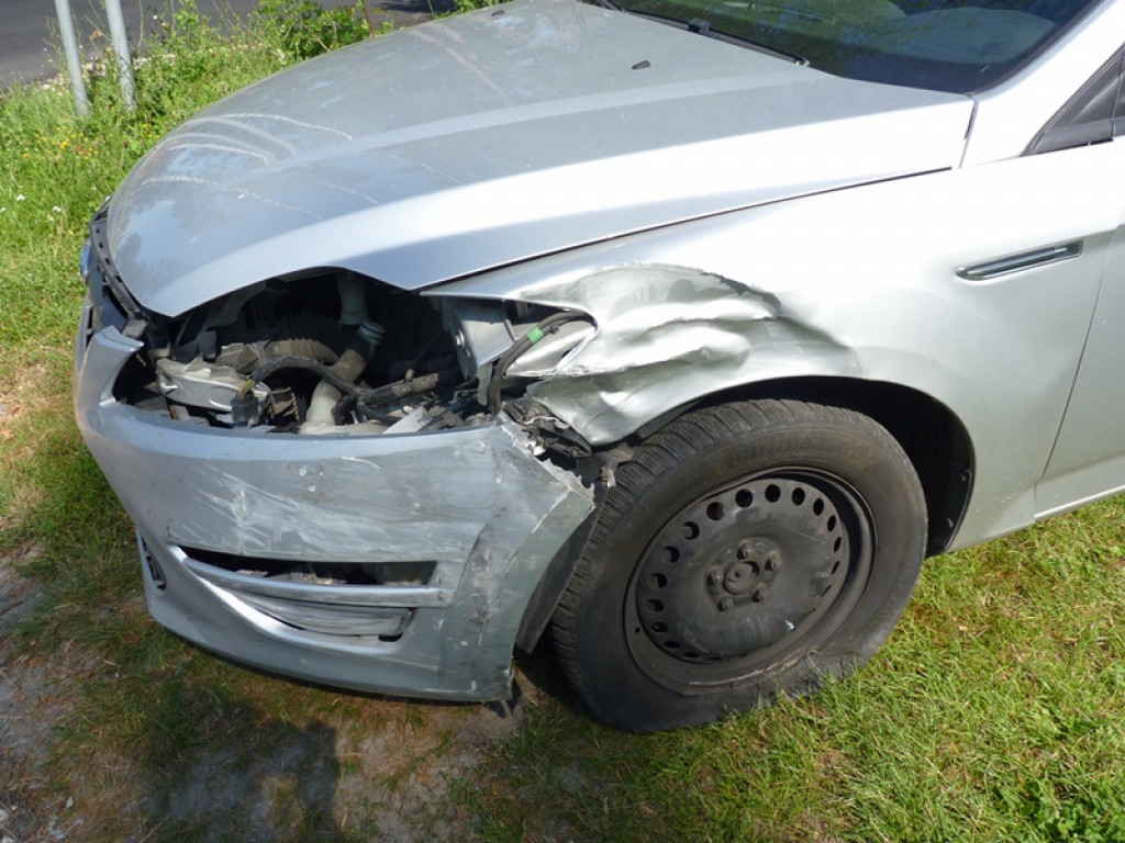 W Jeziorku dostawczy Mercedes zatrzymał się w zagajniku