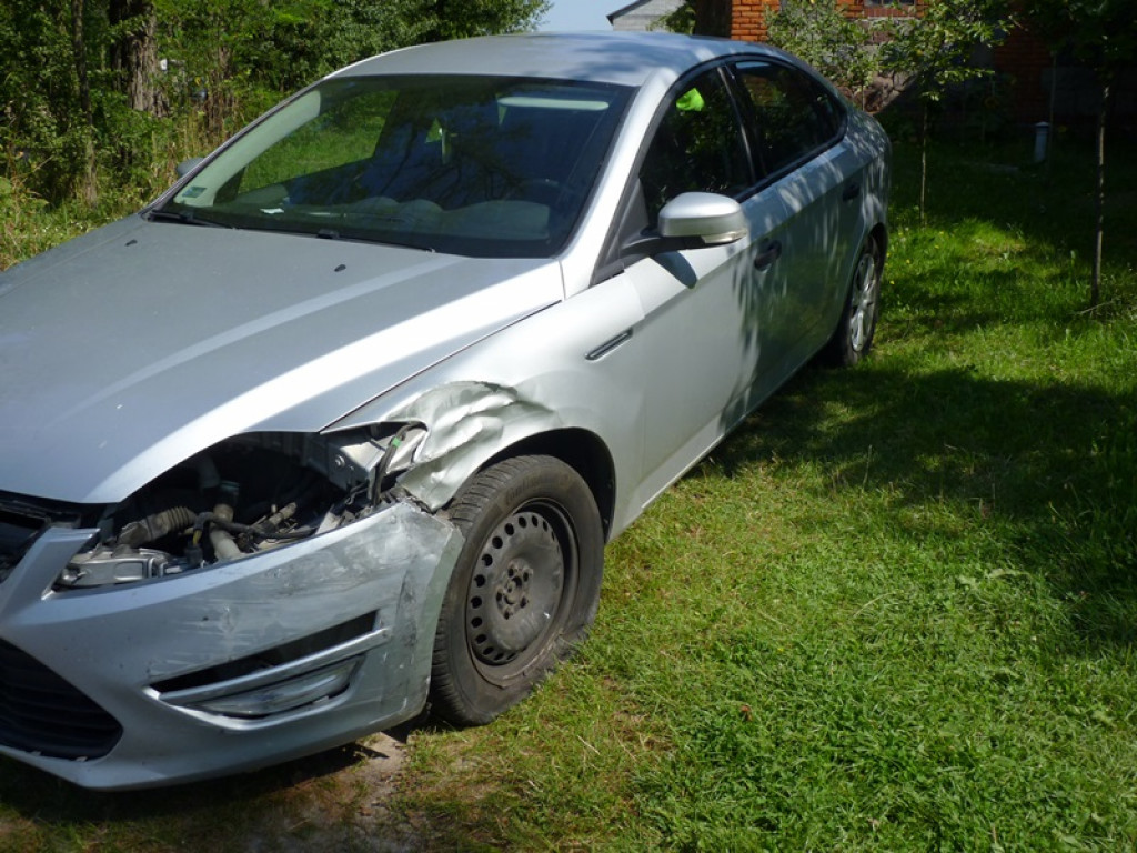W Jeziorku dostawczy Mercedes zatrzymał się w zagajniku