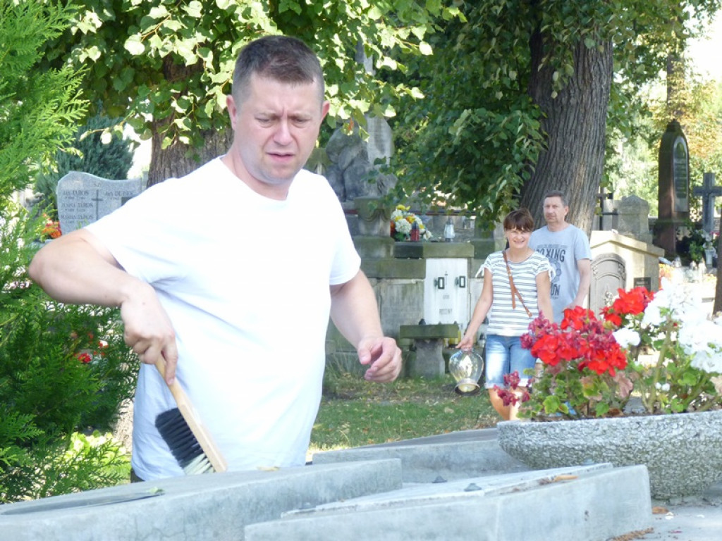 Posprzątali groby żołnierzy przed Świętem Wojska Polskiego