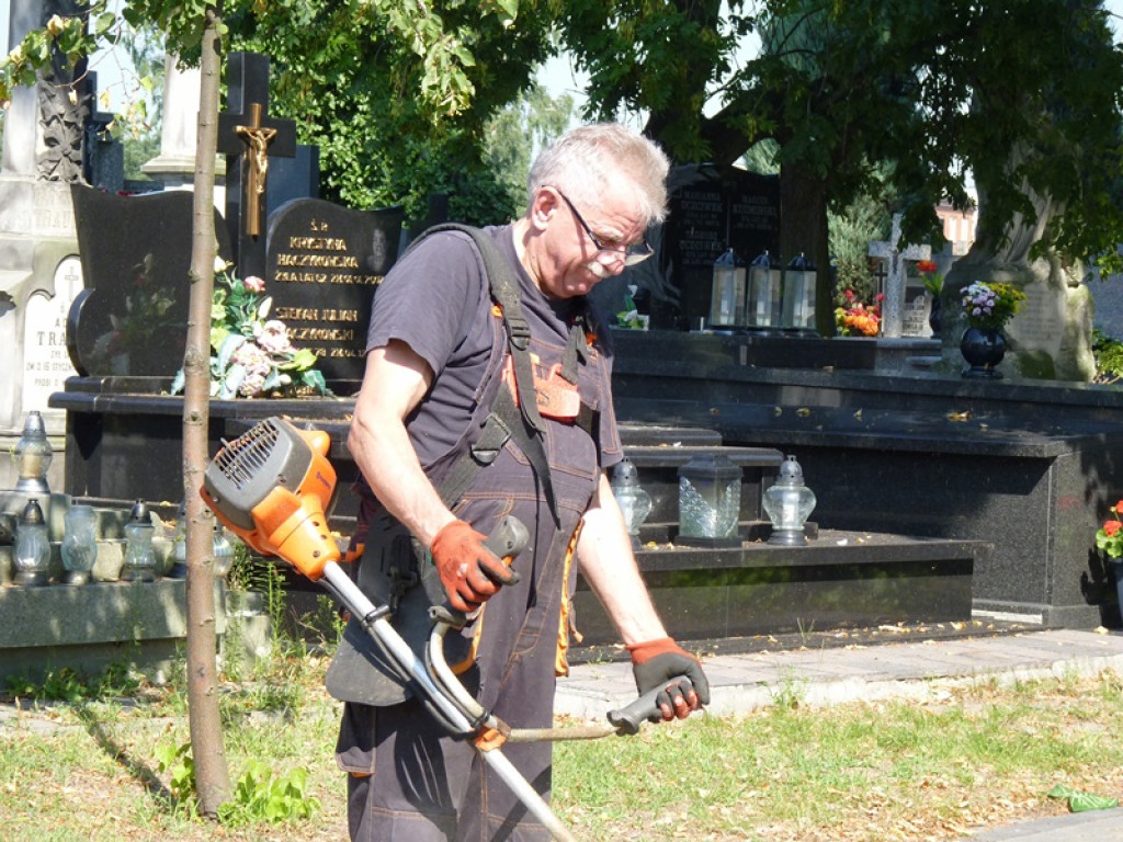 Posprzątali groby żołnierzy przed Świętem Wojska Polskiego