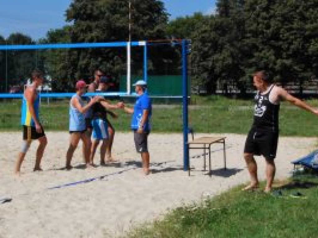 II turniej plażówki w słońcu, na gorącym piasku