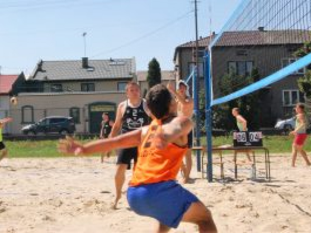 II turniej plażówki w słońcu, na gorącym piasku