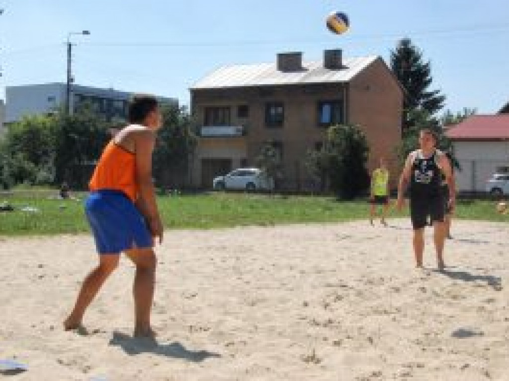 II turniej plażówki w słońcu, na gorącym piasku
