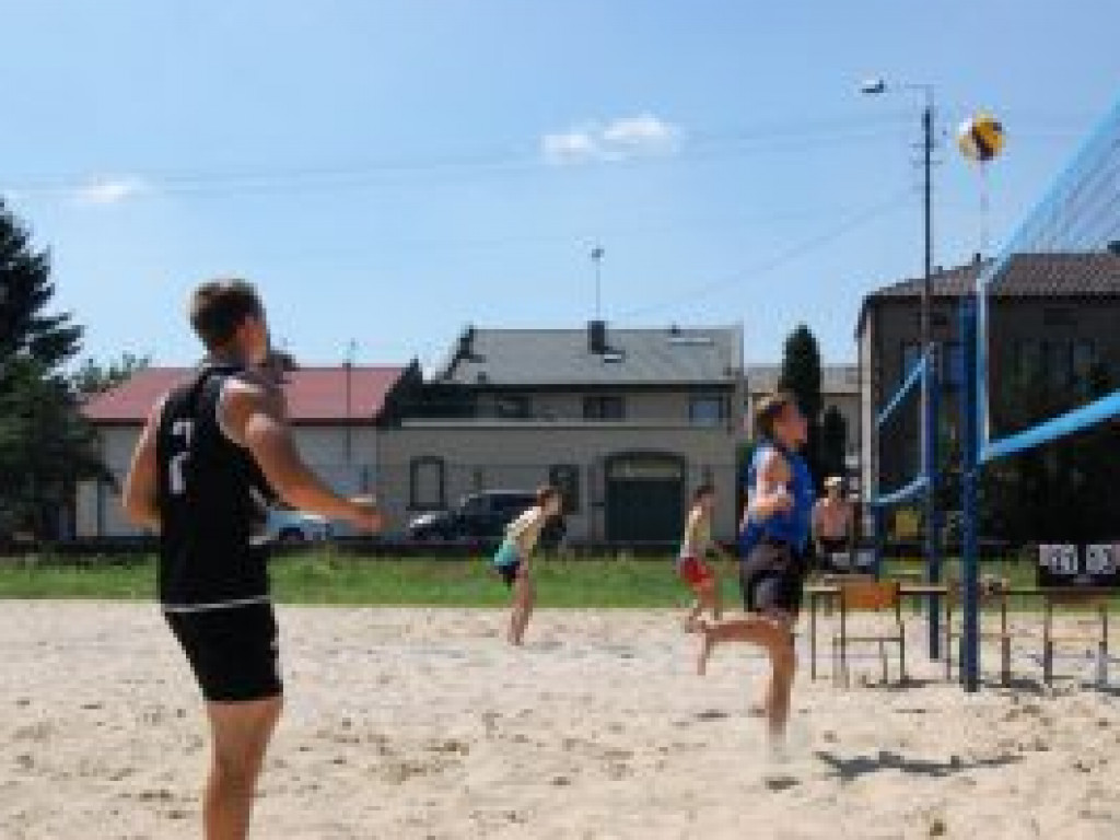 II turniej plażówki w słońcu, na gorącym piasku