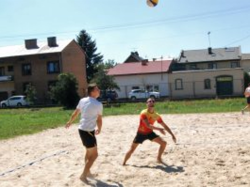 II turniej plażówki w słońcu, na gorącym piasku