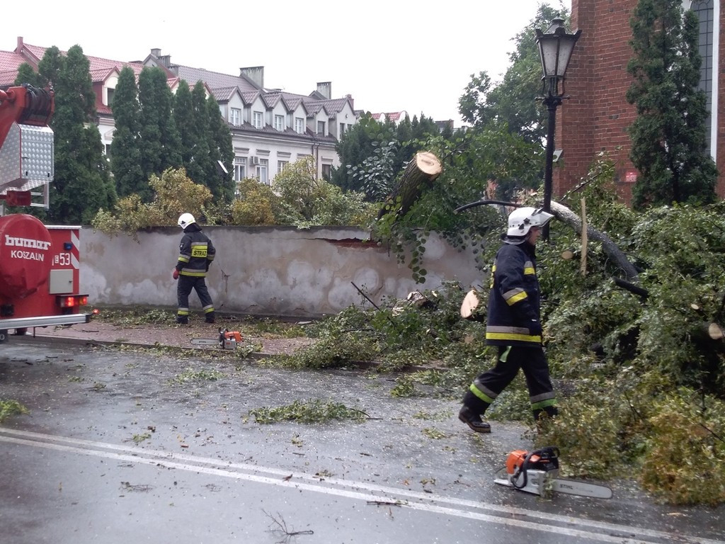 Ulewa nad miastem, straż interweniowała wiele razy (zdjęcia i filmy)