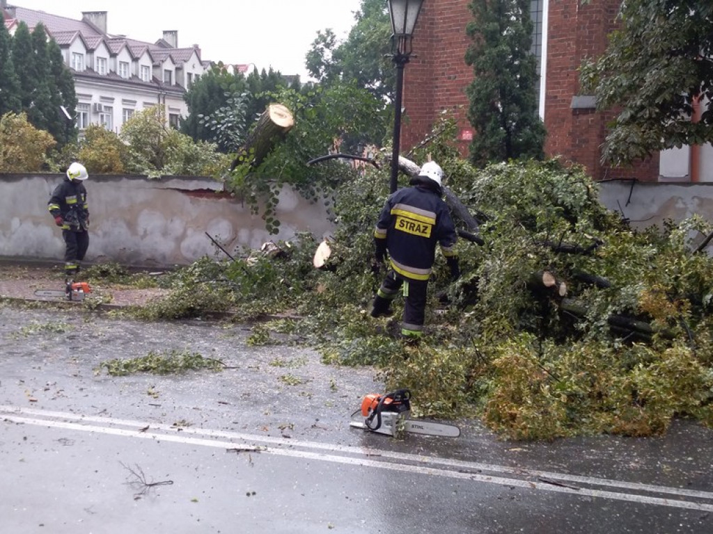 Ulewa nad miastem, straż interweniowała wiele razy (zdjęcia i filmy)