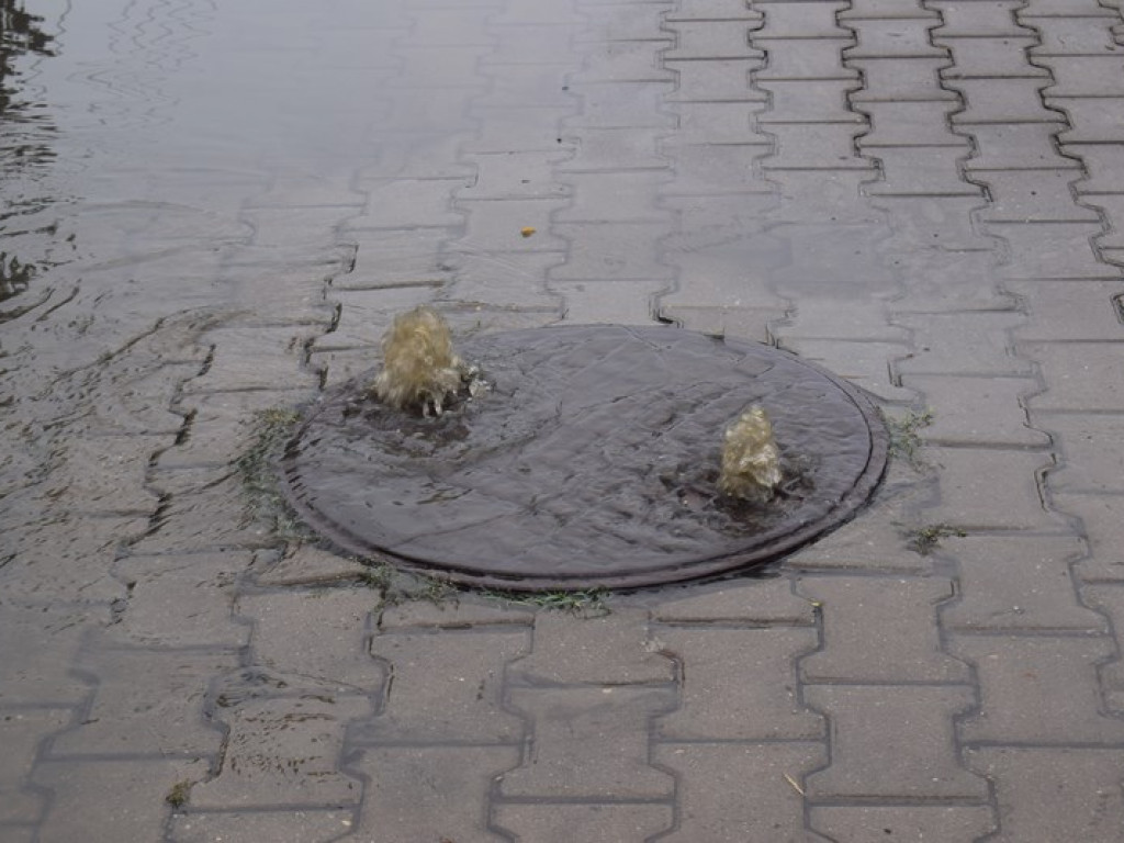 Ulewa nad miastem, straż interweniowała wiele razy (zdjęcia i filmy)