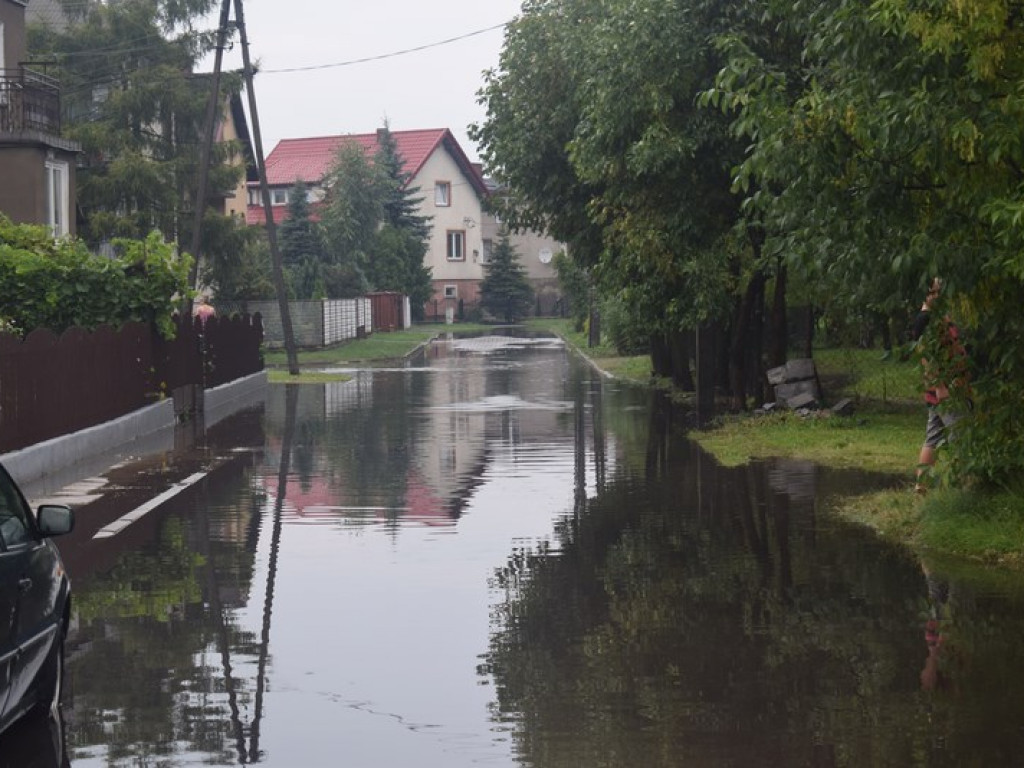 Ulewa nad miastem, straż interweniowała wiele razy (zdjęcia i filmy)