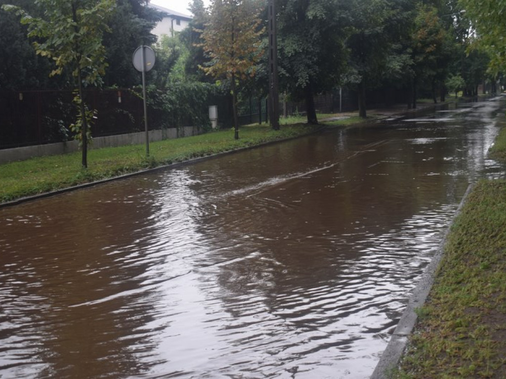 Ulewa nad miastem, straż interweniowała wiele razy (zdjęcia i filmy)