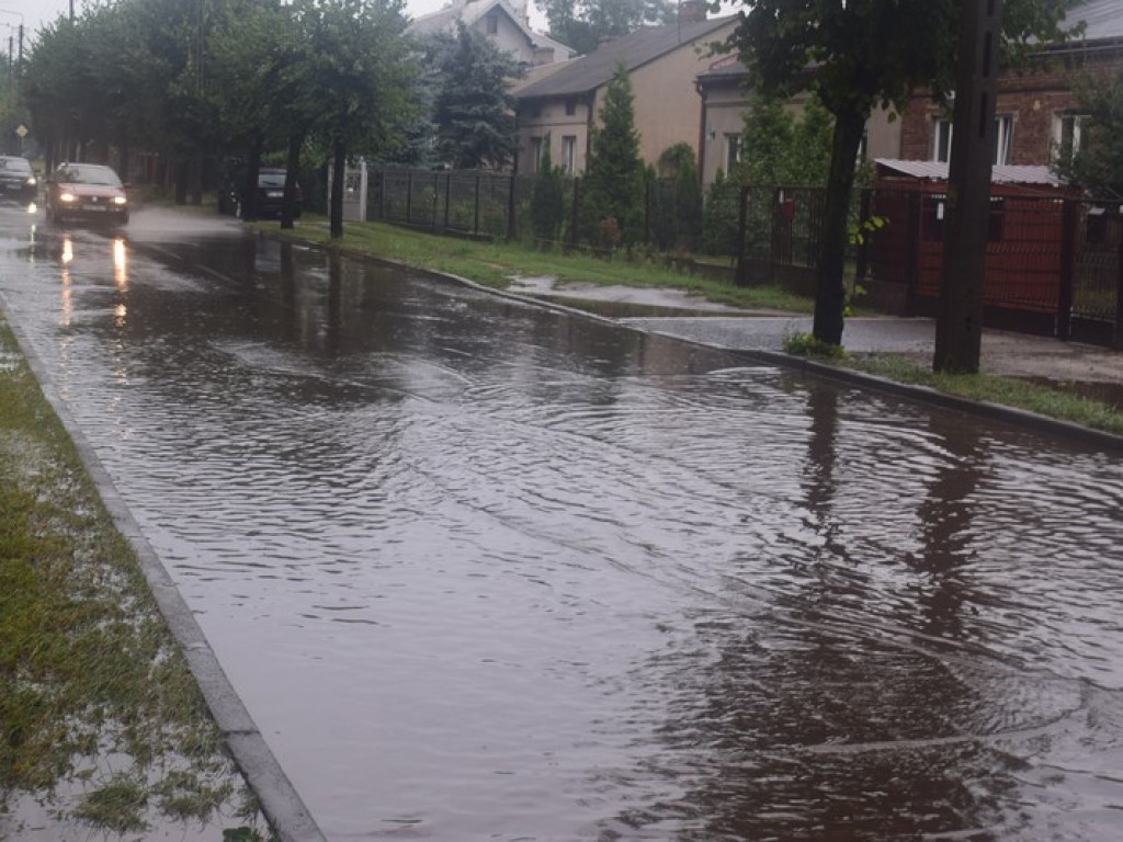 Ulewa nad miastem, straż interweniowała wiele razy (zdjęcia i filmy)