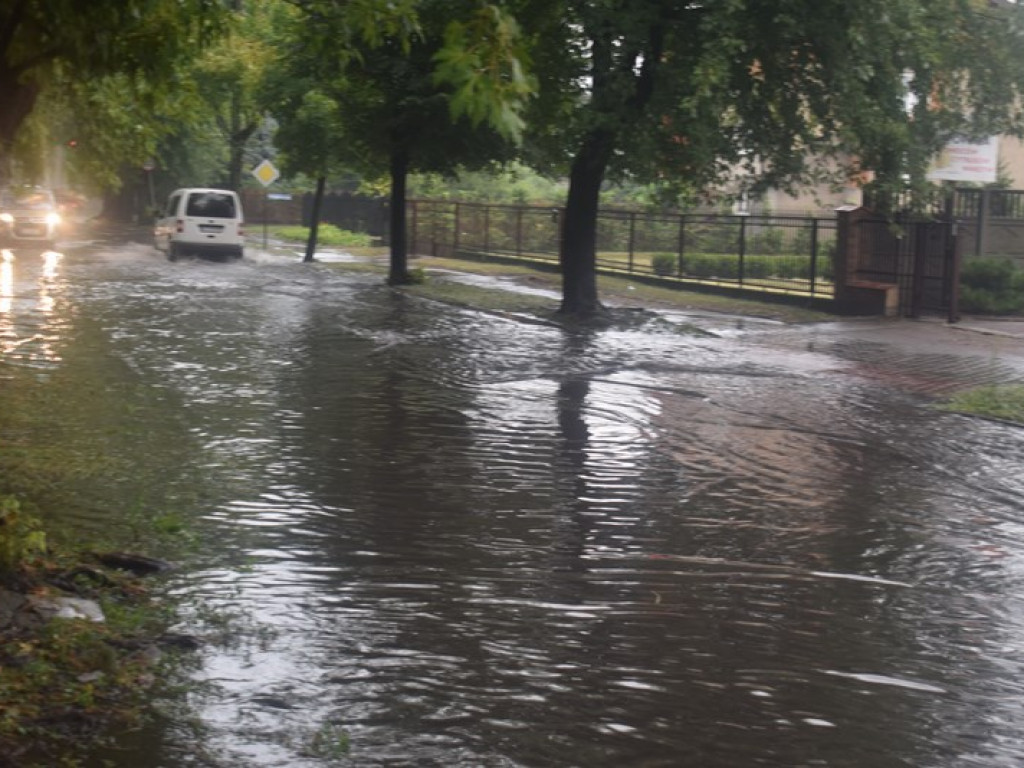 Ulewa nad miastem, straż interweniowała wiele razy (zdjęcia i filmy)