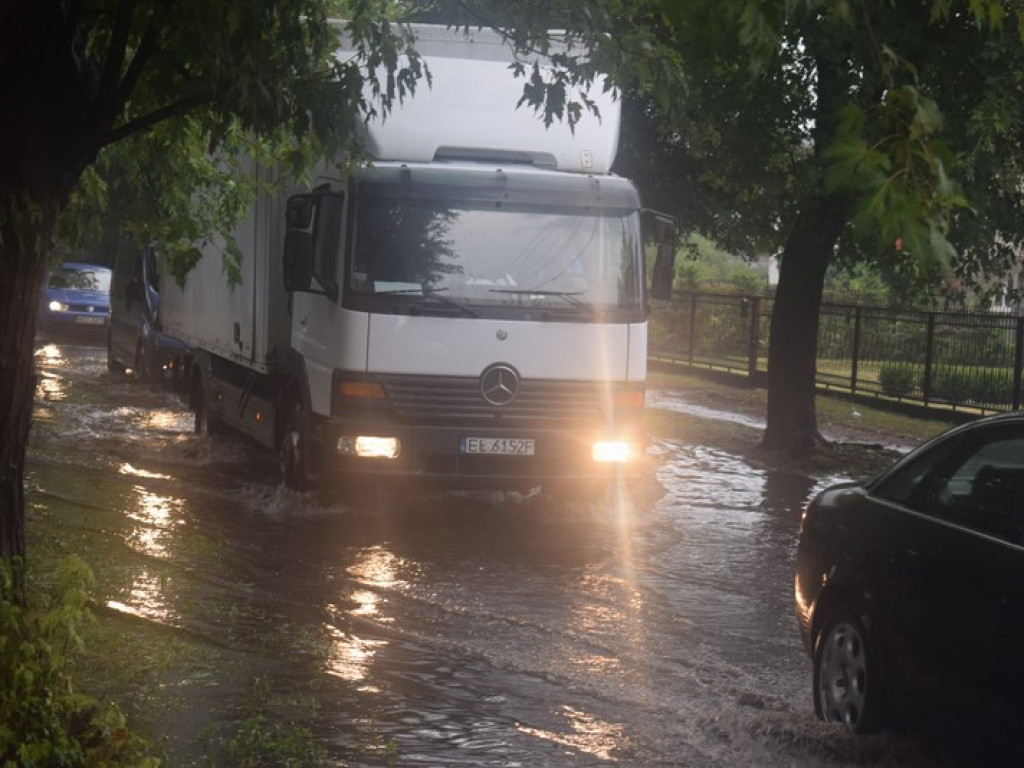 Ulewa nad miastem, straż interweniowała wiele razy (zdjęcia i filmy)