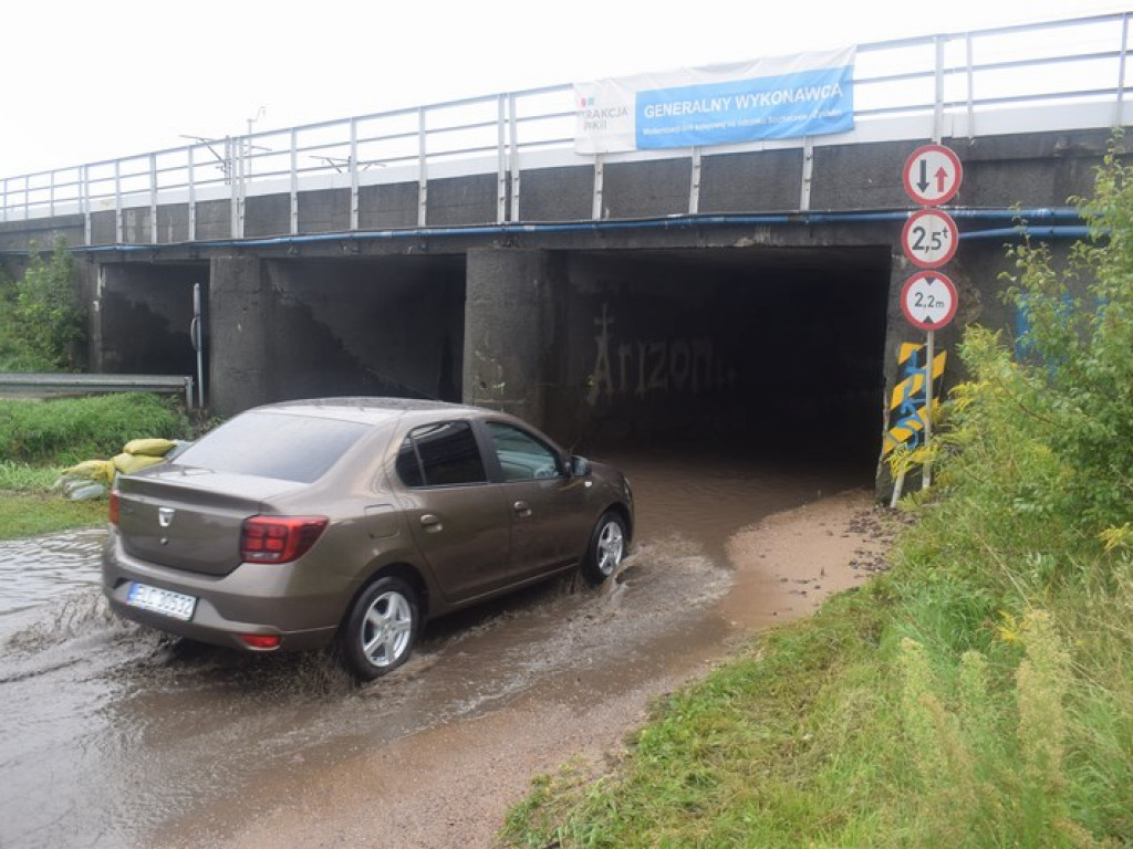 Ulewa nad miastem, straż interweniowała wiele razy (zdjęcia i filmy)