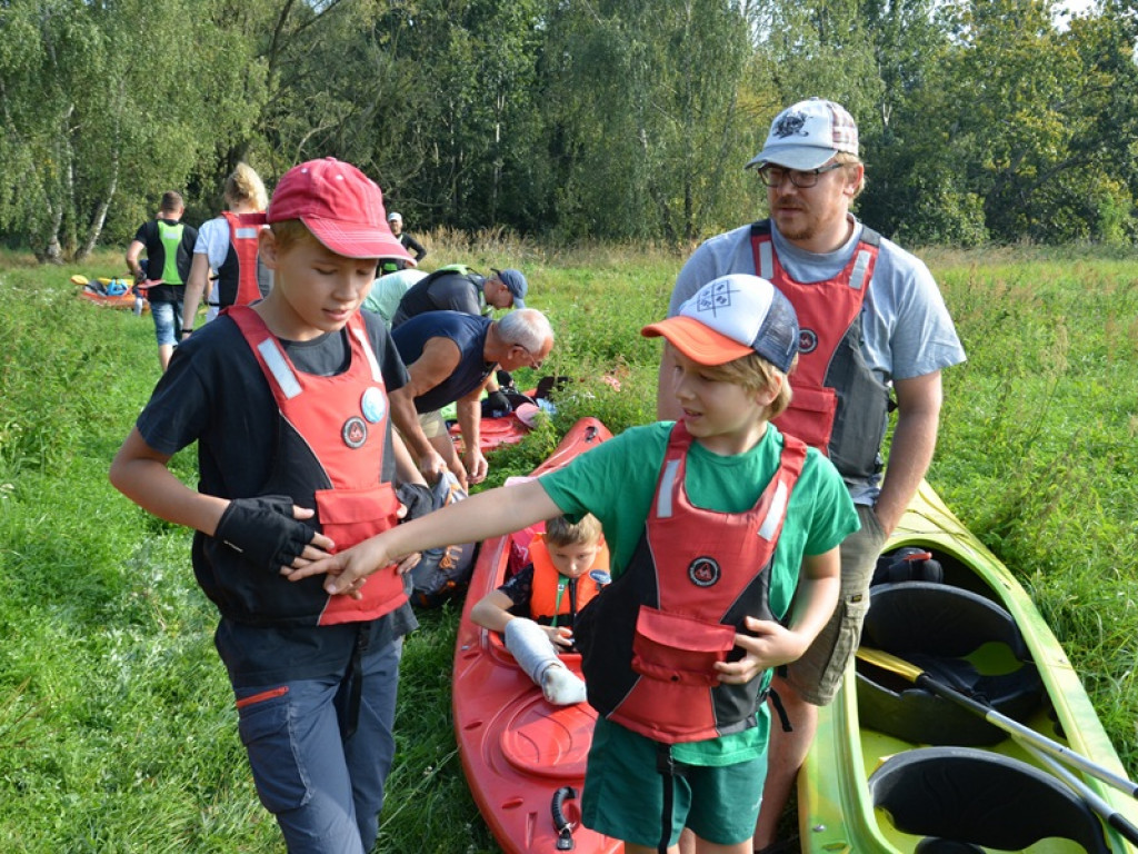 Kajakarze płyną 