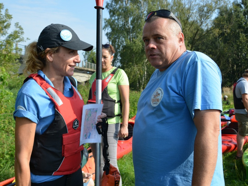 Kajakarze płyną 
