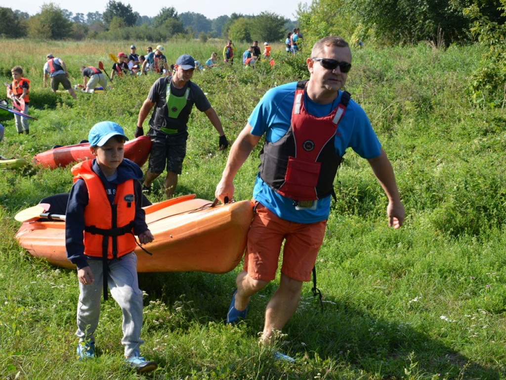Kajakarze płyną 