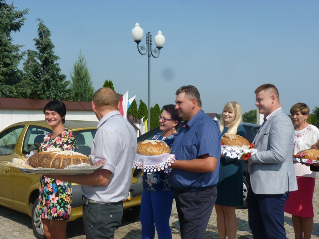 Barwny pochód rozpoczął dmosińskie dożynki