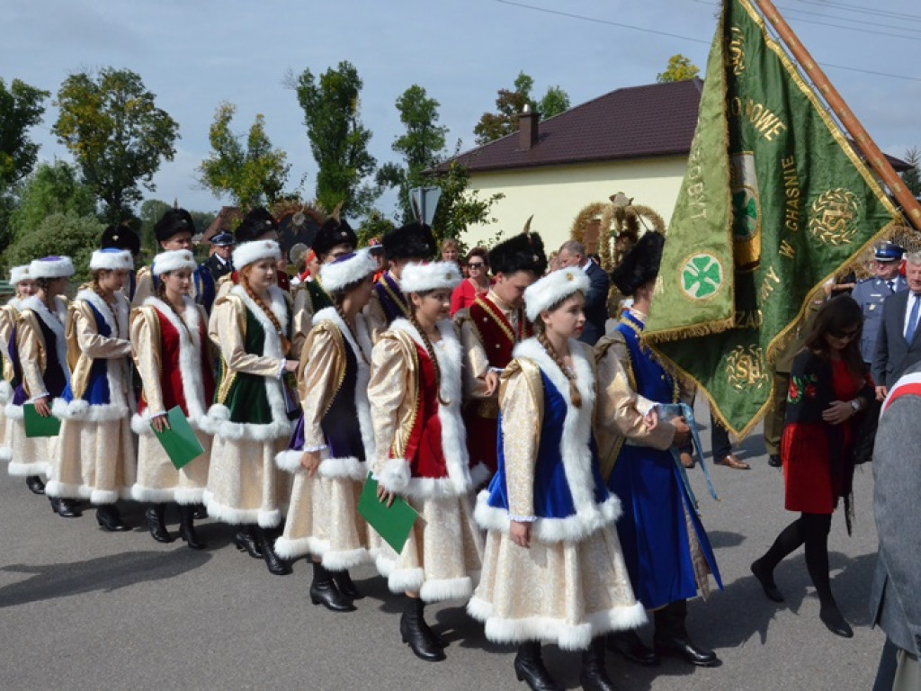 Dożynki w Bednarach: najpierw modlitwa, potem zabawa