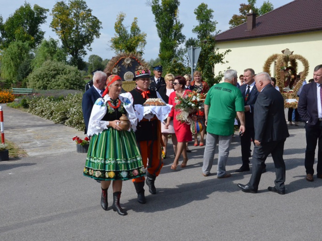 Dożynki w Bednarach: najpierw modlitwa, potem zabawa
