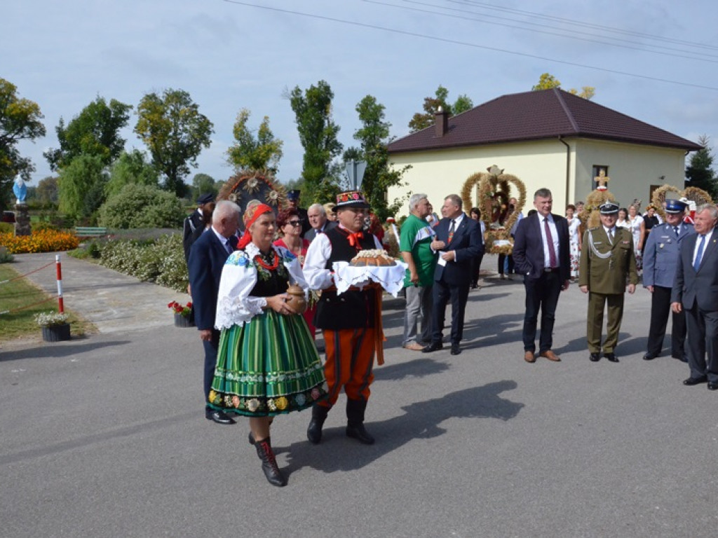 Dożynki w Bednarach: najpierw modlitwa, potem zabawa