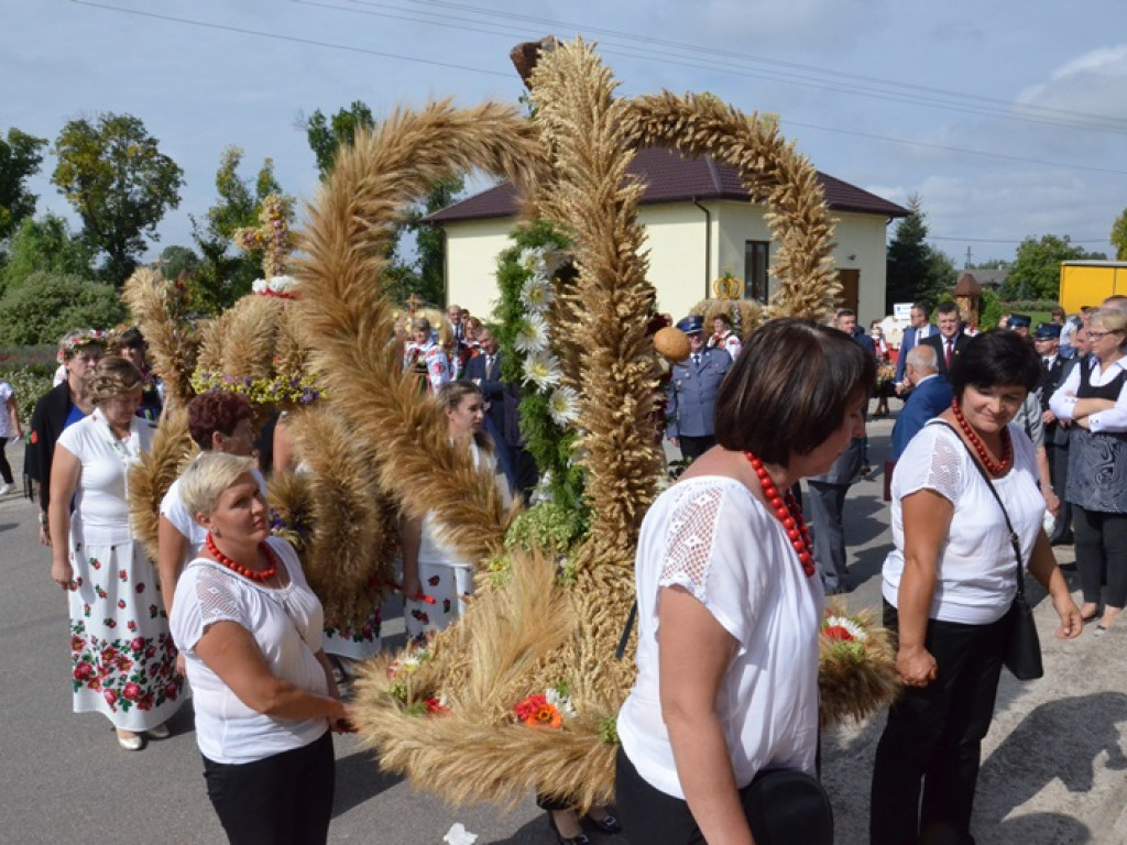Dożynki w Bednarach: najpierw modlitwa, potem zabawa