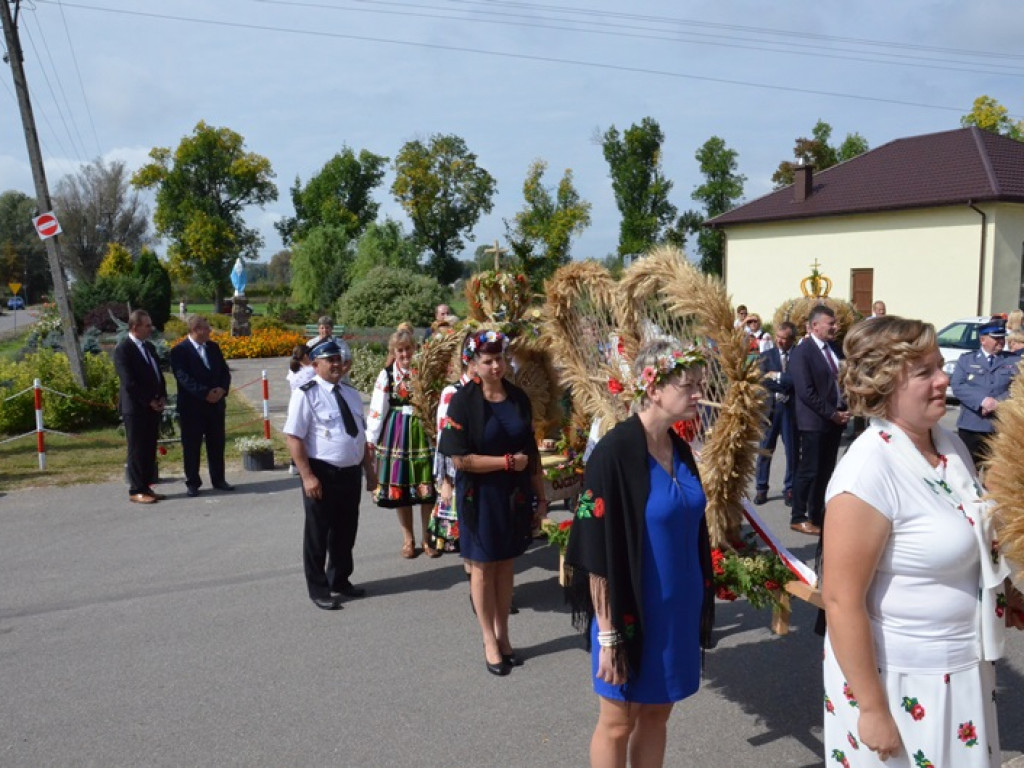 Dożynki w Bednarach: najpierw modlitwa, potem zabawa