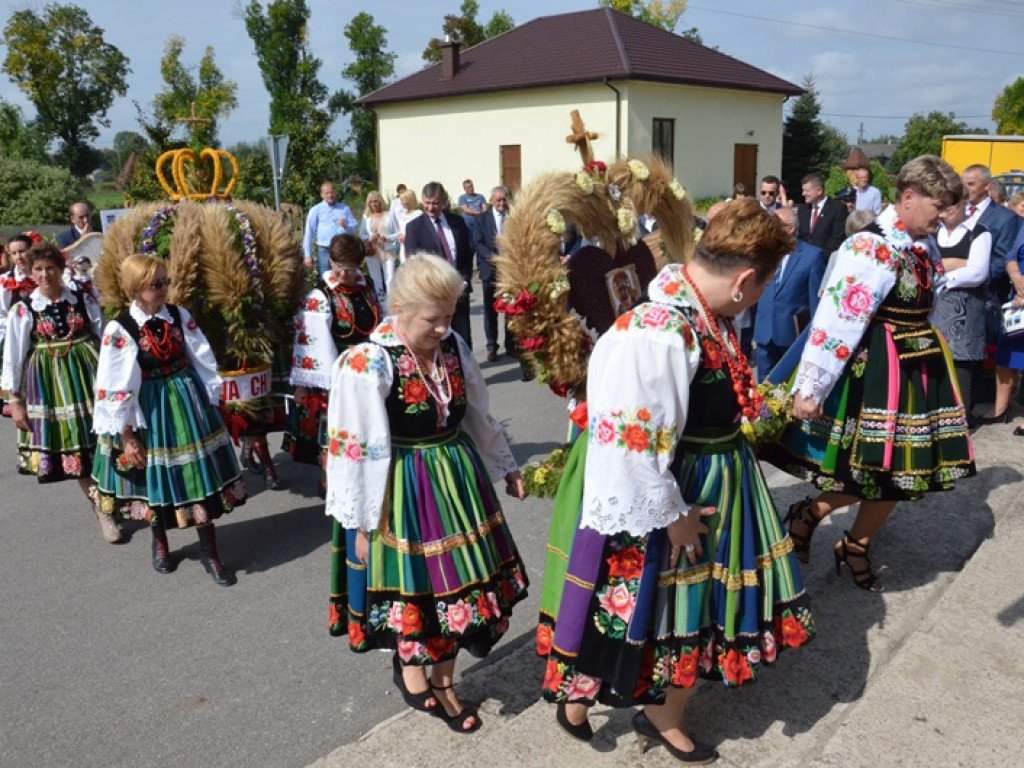 Dożynki w Bednarach: najpierw modlitwa, potem zabawa