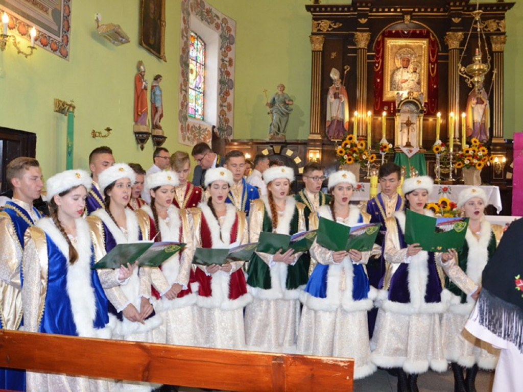 Dożynki w Bednarach: najpierw modlitwa, potem zabawa