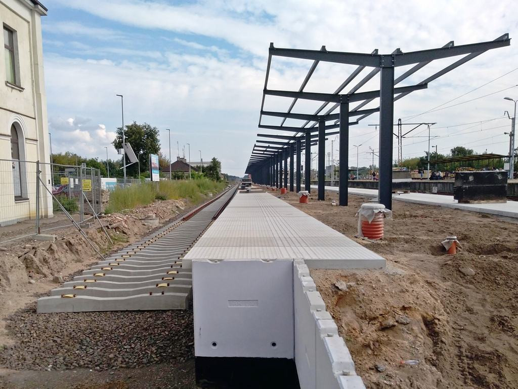 Powstaje zadaszenie pierwszego peronu