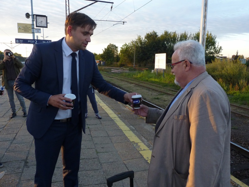 Jakub Wolski częstował kawą na dworcu PKP w Łowiczu