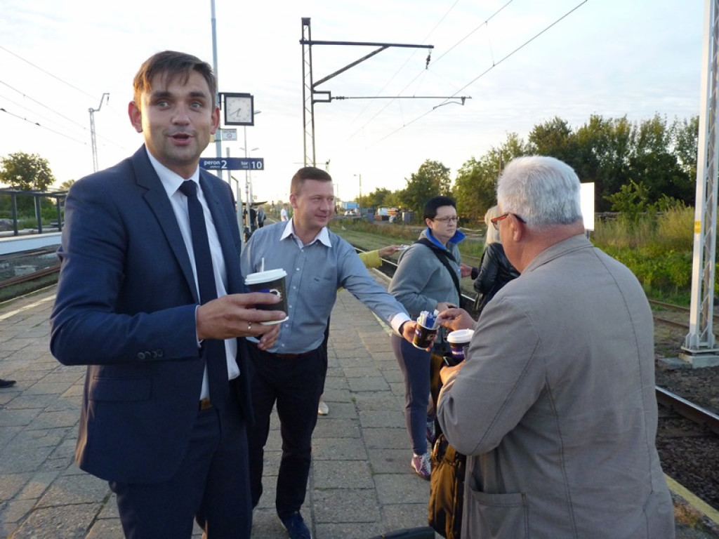 Jakub Wolski częstował kawą na dworcu PKP w Łowiczu