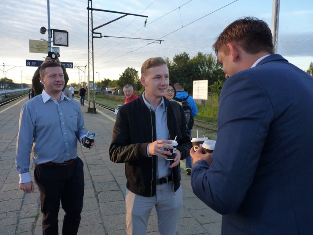 Jakub Wolski częstował kawą na dworcu PKP w Łowiczu