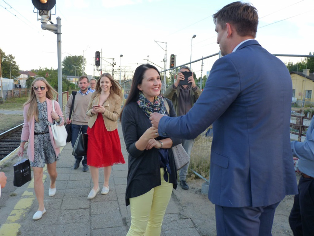 Jakub Wolski częstował kawą na dworcu PKP w Łowiczu
