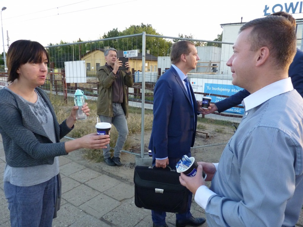 Jakub Wolski częstował kawą na dworcu PKP w Łowiczu