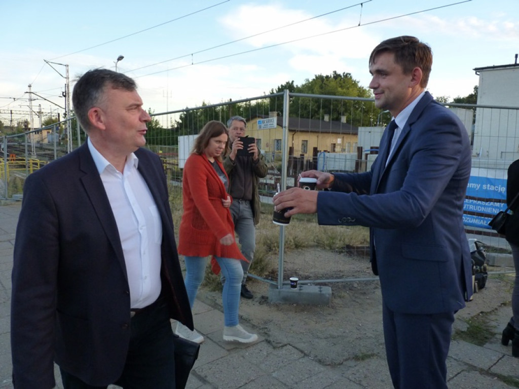 Jakub Wolski częstował kawą na dworcu PKP w Łowiczu