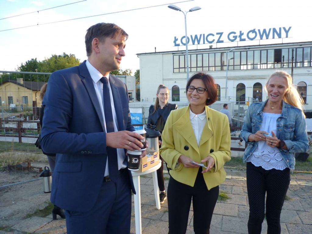 Jakub Wolski częstował kawą na dworcu PKP w Łowiczu
