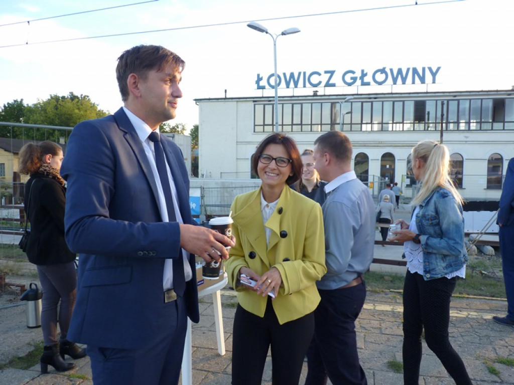 Jakub Wolski częstował kawą na dworcu PKP w Łowiczu