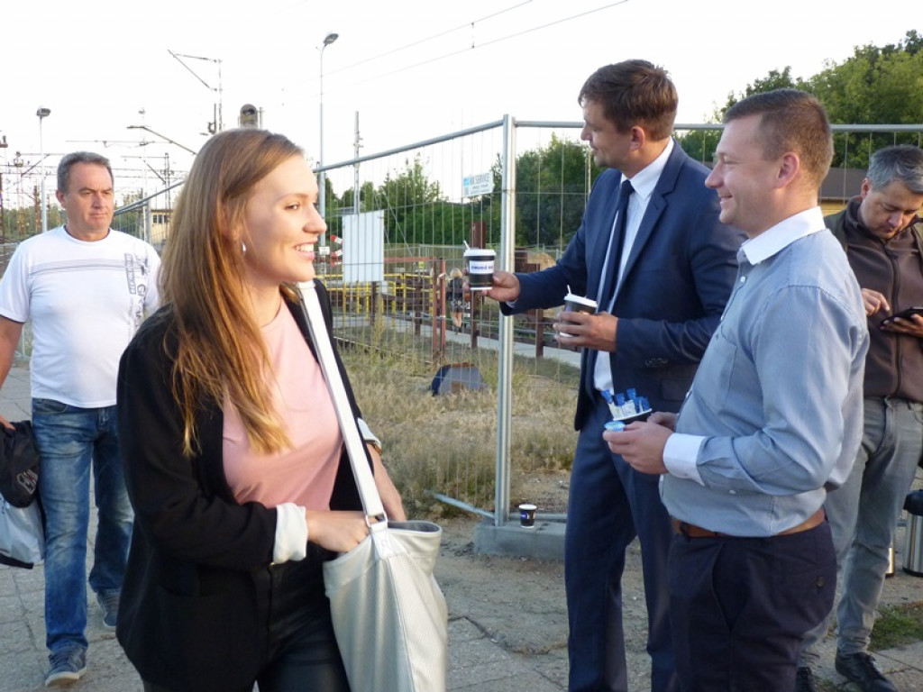 Jakub Wolski częstował kawą na dworcu PKP w Łowiczu
