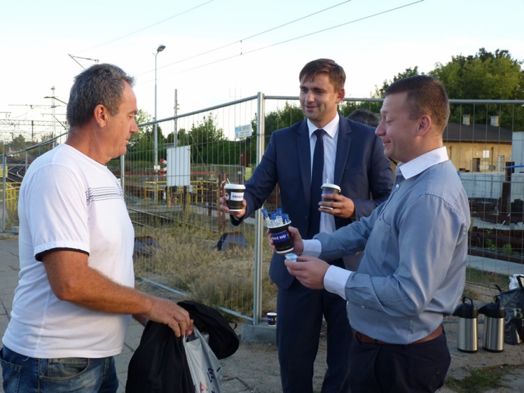 Jakub Wolski częstował kawą na dworcu PKP w Łowiczu