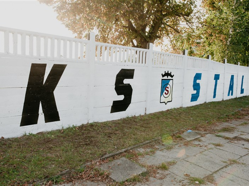 Głowno: ogrodzenie Stali w barwach klubowych