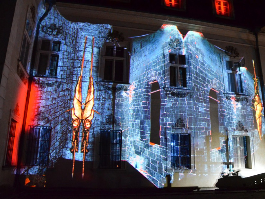 Mroczny dramat przyciągnął tłumy do Nieborowa