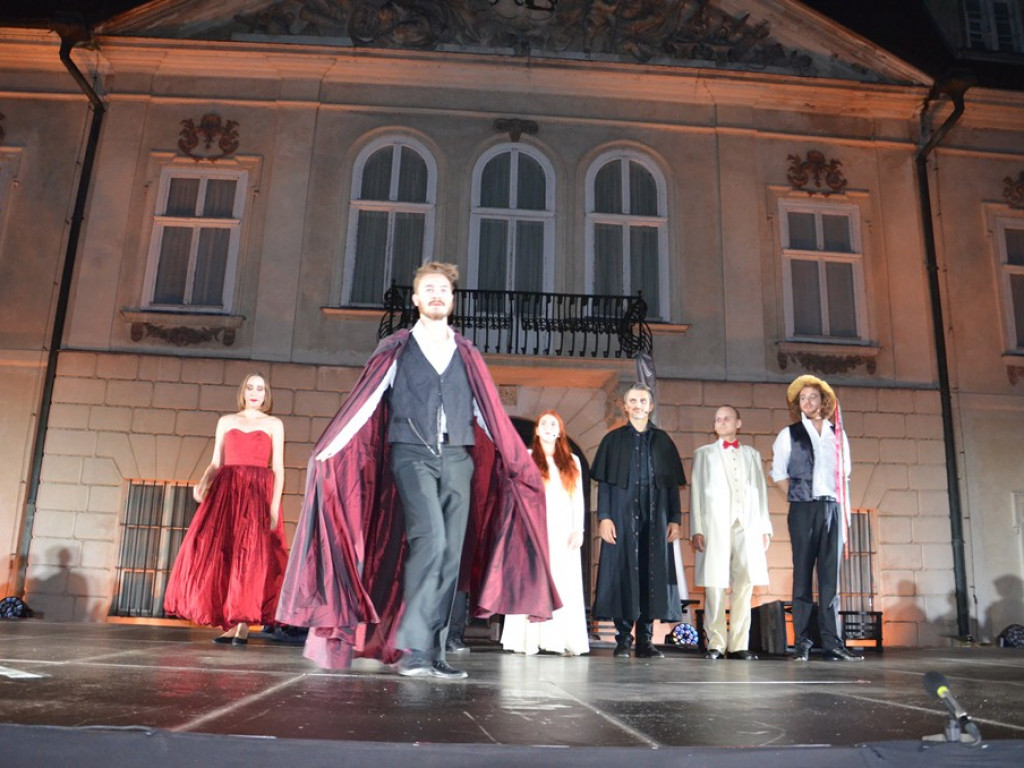 Mroczny dramat przyciągnął tłumy do Nieborowa