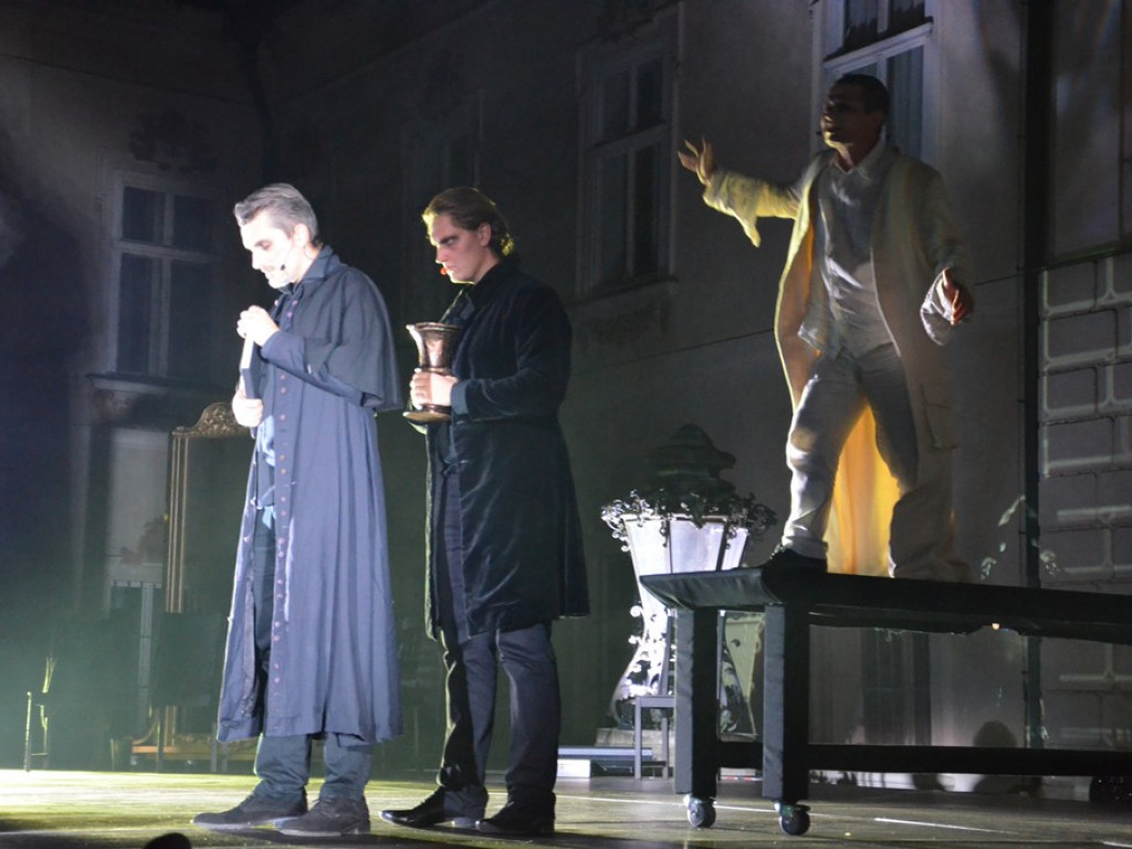 Mroczny dramat przyciągnął tłumy do Nieborowa
